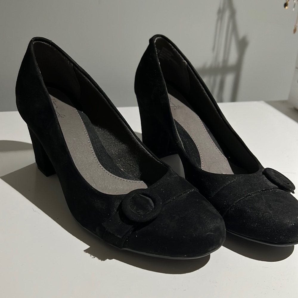 Black block close toed heals